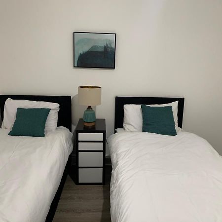 Beautiful All Room En-Suite 4 Bedrooms House , Free Parking, Wifi, Corporate, Contractors, Family Relocation, Contact Us For Long Term Rate Илфорд Екстериор снимка
