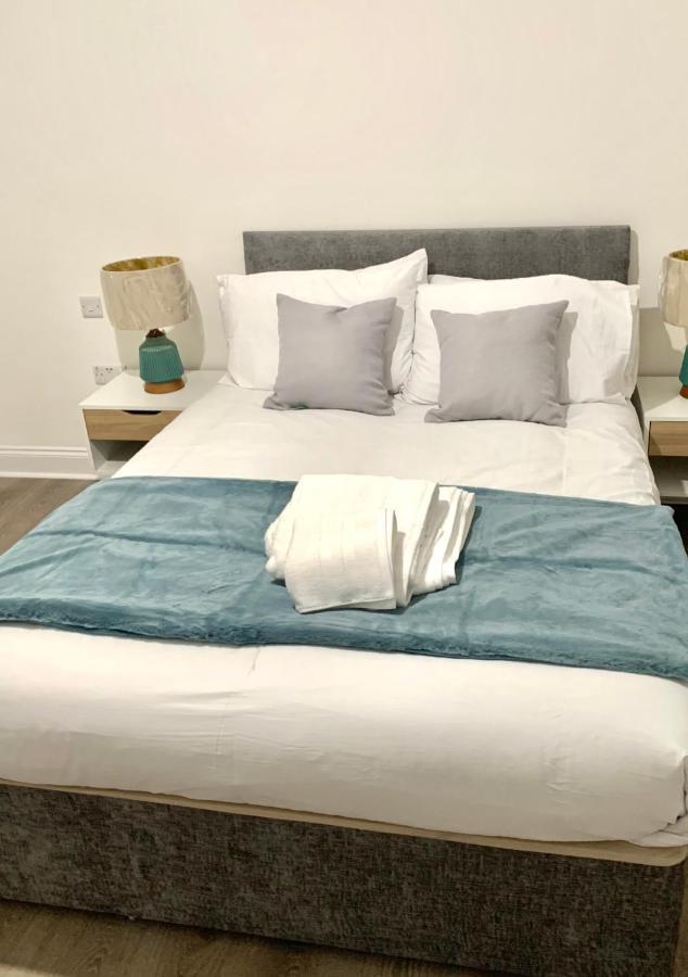 Beautiful All Room En-Suite 4 Bedrooms House , Free Parking, Wifi, Corporate, Contractors, Family Relocation, Contact Us For Long Term Rate Илфорд Екстериор снимка