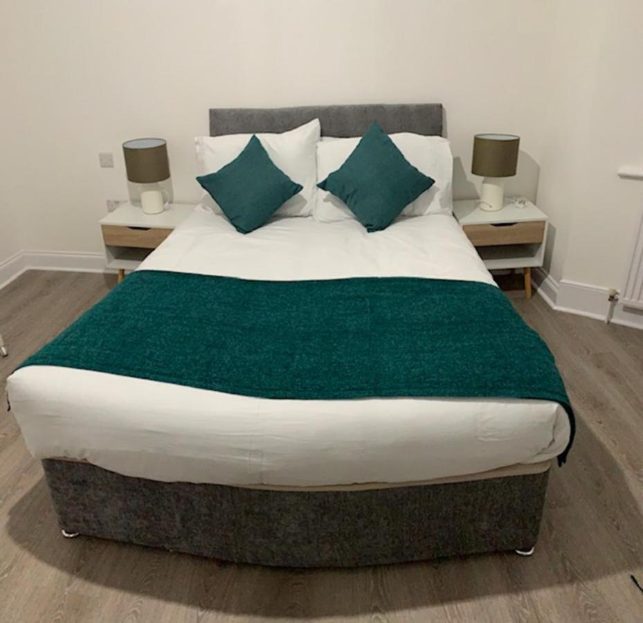Beautiful All Room En-Suite 4 Bedrooms House , Free Parking, Wifi, Corporate, Contractors, Family Relocation, Contact Us For Long Term Rate Илфорд Екстериор снимка