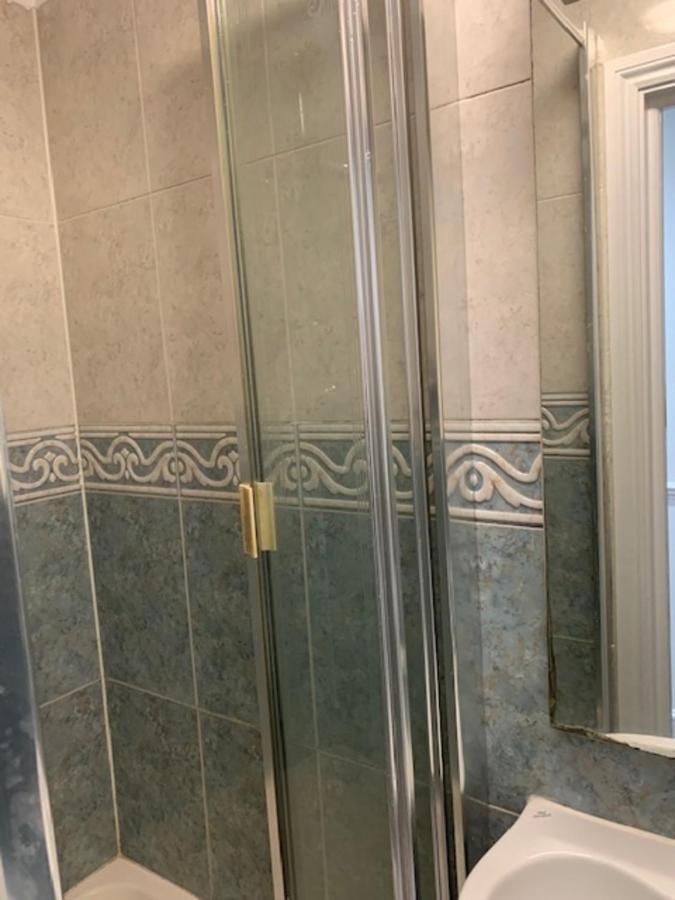 Beautiful All Room En-Suite 4 Bedrooms House , Free Parking, Wifi, Corporate, Contractors, Family Relocation, Contact Us For Long Term Rate Илфорд Екстериор снимка