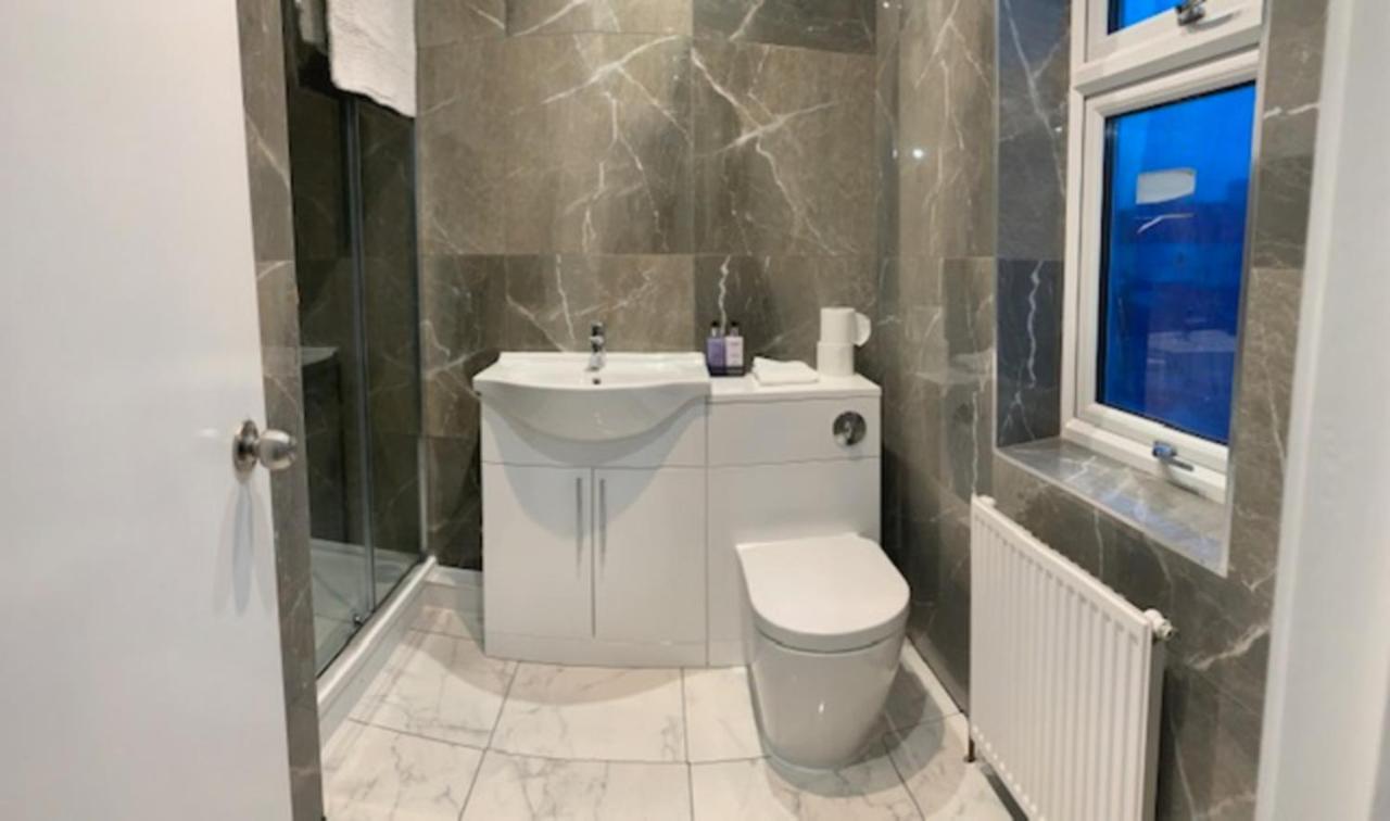 Beautiful All Room En-Suite 4 Bedrooms House , Free Parking, Wifi, Corporate, Contractors, Family Relocation, Contact Us For Long Term Rate Илфорд Екстериор снимка