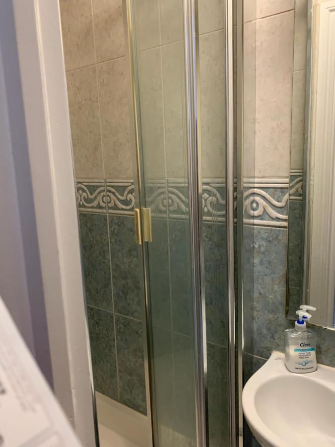 Beautiful All Room En-Suite 4 Bedrooms House , Free Parking, Wifi, Corporate, Contractors, Family Relocation, Contact Us For Long Term Rate Илфорд Екстериор снимка