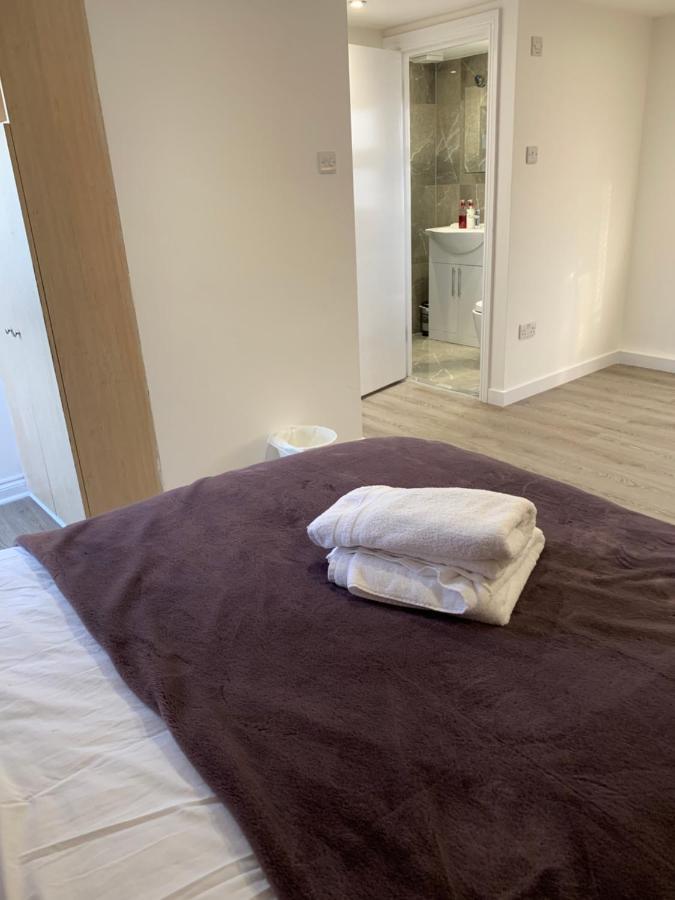 Beautiful All Room En-Suite 4 Bedrooms House , Free Parking, Wifi, Corporate, Contractors, Family Relocation, Contact Us For Long Term Rate Илфорд Екстериор снимка