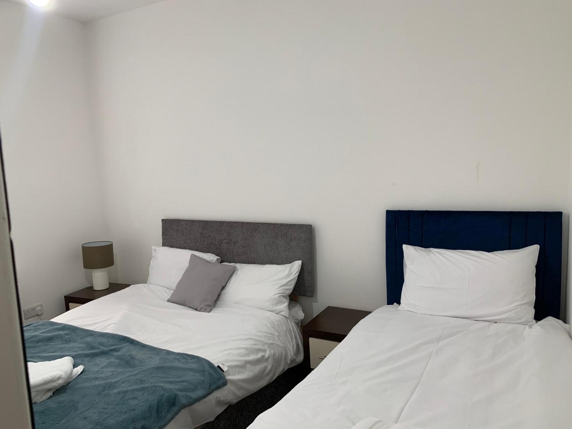 Beautiful All Room En-Suite 4 Bedrooms House , Free Parking, Wifi, Corporate, Contractors, Family Relocation, Contact Us For Long Term Rate Илфорд Екстериор снимка
