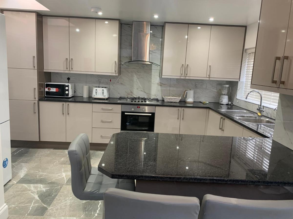 Beautiful All Room En-Suite 4 Bedrooms House , Free Parking, Wifi, Corporate, Contractors, Family Relocation, Contact Us For Long Term Rate Илфорд Екстериор снимка