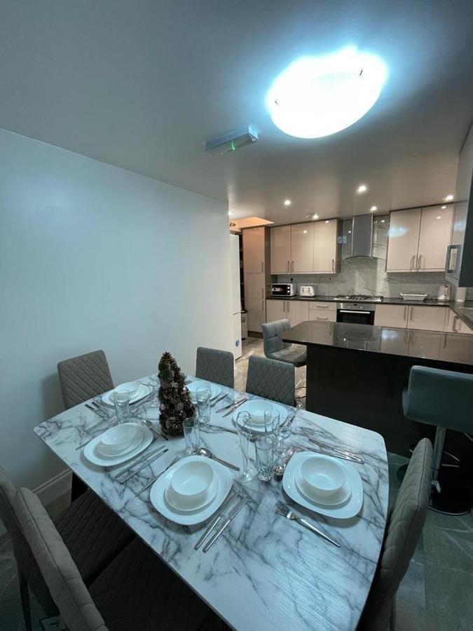 Beautiful All Room En-Suite 4 Bedrooms House , Free Parking, Wifi, Corporate, Contractors, Family Relocation, Contact Us For Long Term Rate Илфорд Екстериор снимка