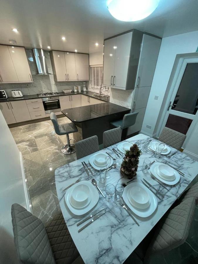 Beautiful All Room En-Suite 4 Bedrooms House , Free Parking, Wifi, Corporate, Contractors, Family Relocation, Contact Us For Long Term Rate Илфорд Екстериор снимка
