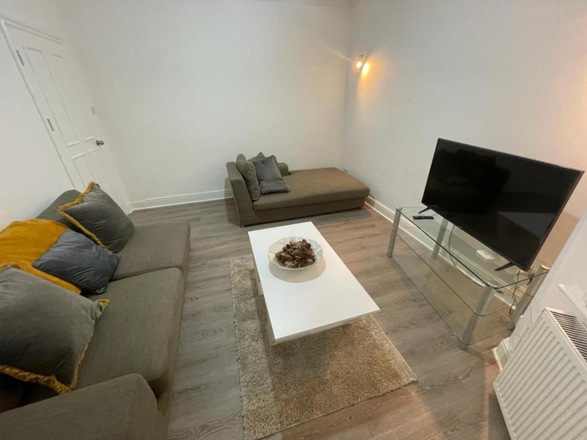 Beautiful All Room En-Suite 4 Bedrooms House , Free Parking, Wifi, Corporate, Contractors, Family Relocation, Contact Us For Long Term Rate Илфорд Екстериор снимка