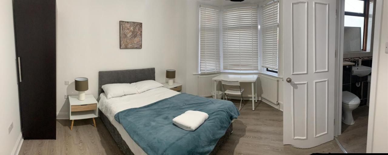 Beautiful All Room En-Suite 4 Bedrooms House , Free Parking, Wifi, Corporate, Contractors, Family Relocation, Contact Us For Long Term Rate Илфорд Екстериор снимка